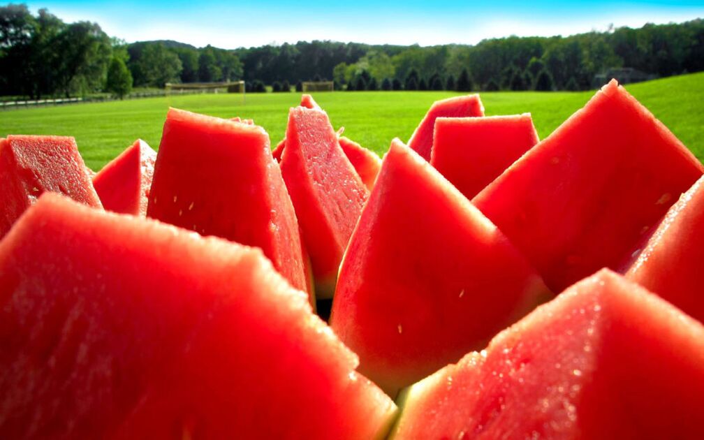 Juicy watermelon slices will help remove toxins from the body