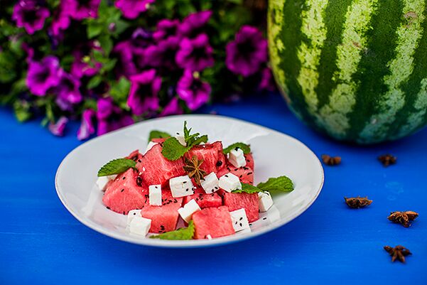 Watermelon salad adds cheese on the menu of the fermented milk version of the watermelon diet