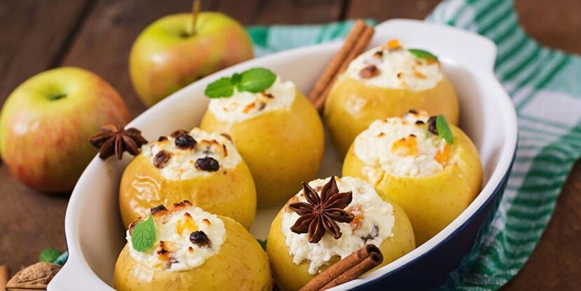 Ideal dessert for a hypoallergenic diet - baked apple with cheese